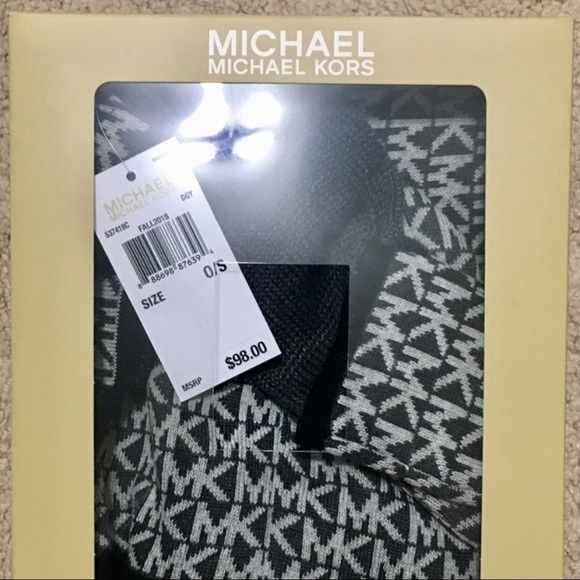 NWT🌸 Michael Kors Gift Set: Muffler, Hat, & Glove - Picture 2 of 4